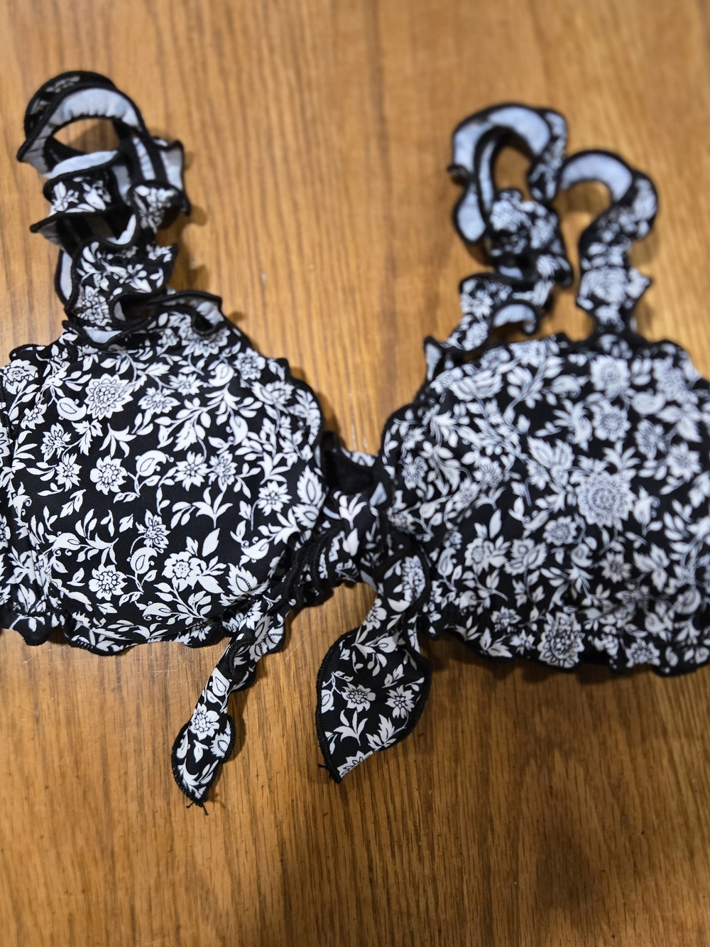 Xhilaration Black & White Floral Ruffle Bikini Top - M